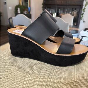 NWT Chinese Laundry black platform sandals.